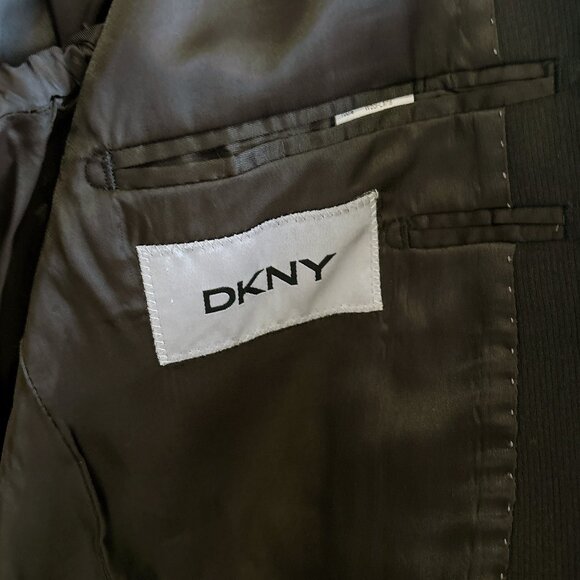 95% NEW MENS DKNY SUIT - Picture 8 of 11